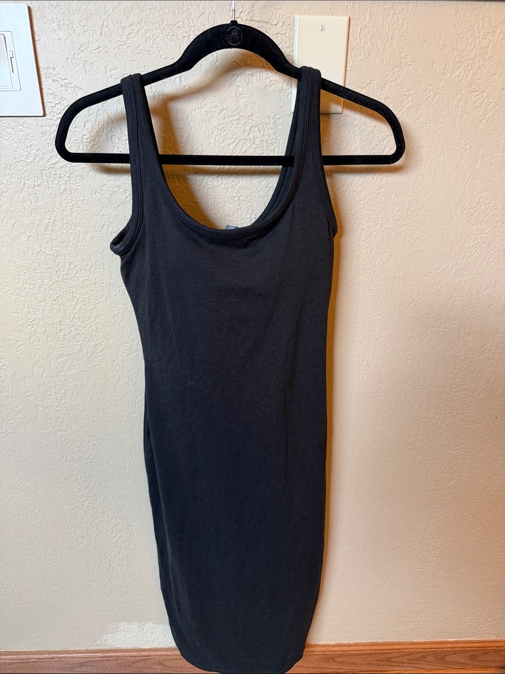 Vuori Black Sleeveless Midi Tank Dress